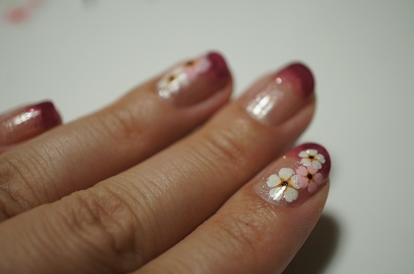 100均ネイルシールを使って簡単セルフネイル 着物に合うグラデーション 桜ネイルの方法 リサコログ