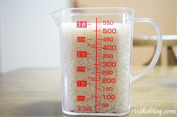 100均 ダイソースリム計量カップはお米3合まで一度で量れて便利 リサコログ